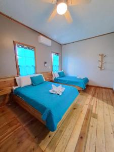 乌蒂拉The Odyssey Resort Utila的墙上有十字架的房间,设有两张床