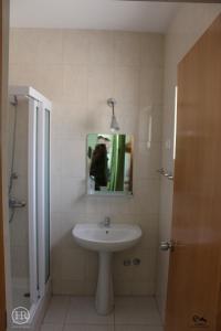 普拉亚Hotel Roterdão "Under New Management"的一间带水槽和镜子的浴室