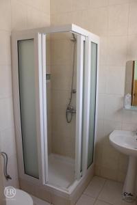 普拉亚Hotel Roterdão "Under New Management"的一个带水槽的玻璃淋浴间