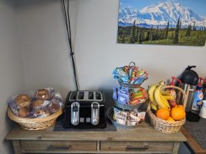 费尔班克斯Golden North Inn的一张桌子上放着一篮子的食物和水果