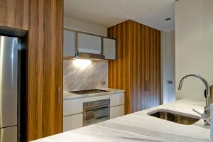 堪培拉Glebe Park Canberra City ACT的厨房配有水槽和台面