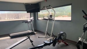 圣佩德罗苏拉Condominio de lujo的健身房设有两台跑步机和一扇窗户