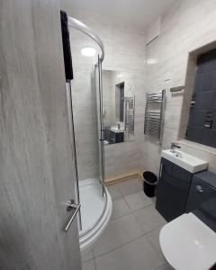 伯明翰Eighty Four的带淋浴、卫生间和盥洗盆的浴室