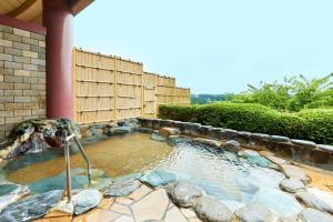 一关KAMENOI HOTEL Ichinoseki的后院的水池,有围栏