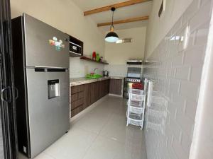 帕查卡马克Casa de Campo Pachacamac (Hasta 21 personas)的厨房配有不锈钢冰箱和木制橱柜
