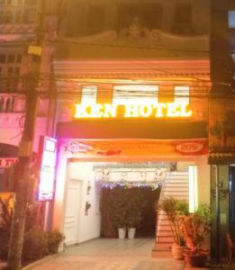 Dĩ AnKhách sạn KEN HOTEL DĨ AN的前面有标志的建筑