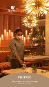 独鲁万铁木酒店的戴面具站在餐馆的女人