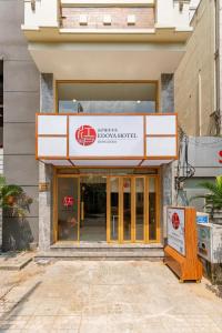 胡志明市Edoya hotel Dong Khoi的一座带有读取龙酒店的标志的建筑