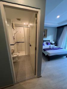 卡塔海滩Aloha Residence的一间卧室配有一张床,浴室设有卫生间