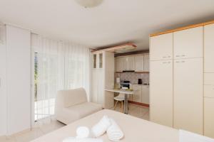 卡拉马塔CACTUS - Blooming Garden Apartments的白色的客房配有白色的床和椅子