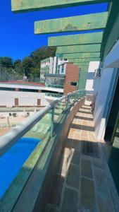安格拉杜斯雷斯angra dos reis, condomínio angra inn的享有带游泳池的建筑景致