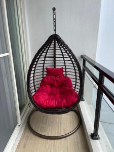 垦丁大街墾丁星院旅宿的客房内的吊床椅和红色枕头