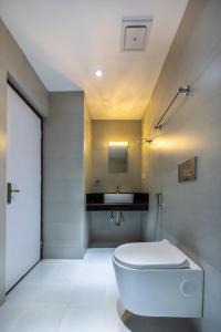 加德满都Hotel Ama-La, Thamel, Kathmandu的浴室配有白色卫生间和盥洗盆。