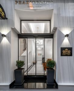 雅典Praxitelous Luxury Suites的大厅,在大楼里放两盆植物