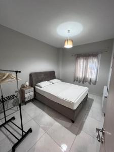 雅典Comfy big apartment in Athens的一间卧室配有一张床和一张桌子