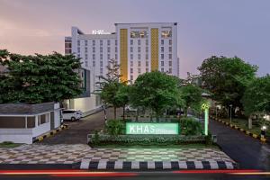 三宝垄KHAS Semarang Hotel的城市一家克拉斯酒店的 ⁇ 染