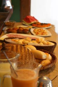 伊塔乌纳斯伊塔乌纳斯维拉曼迪旅馆的桌子上放着一篮面包和其他食物
