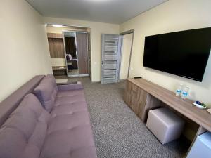 波尔塔瓦Yavir的带沙发和平面电视的客厅