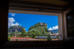 阿科奥利沃酒店的窗户享有山景。