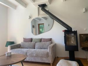 Puy-Saint-EusèbeMaison refaite à neuf en pleine nature的带沙发和镜子的客厅