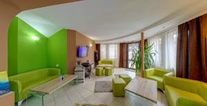 班斯科格拉米酒店的客厅配有绿色家具和绿色墙壁