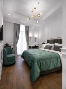 雅典Praxitelous Luxury Suites的一间卧室配有绿色的床和绿色椅子
