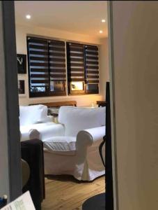 博尔莱奥尔盖Villa avec piscine, terrasse, jardin et vue…的一间卧室设有两张带白色床单的床和窗户。