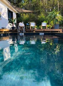 博尔莱奥尔盖Villa avec piscine, terrasse, jardin et vue…的水中带两把椅子的游泳池