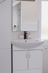亚霍里纳My sweet home Vrhpraca Jahorina的白色的浴室设有水槽和镜子