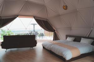 涩川市Blissful Garden - Vacation STAY 46369v的帐篷内一间卧室,配有一张大床
