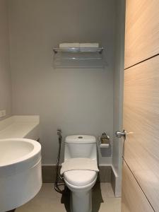 巴科洛德巴科洛德酒店的浴室配有白色卫生间和盥洗盆。