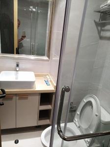 西哈努克Apartments in Star Bay with sea view的一间带水槽、卫生间和镜子的浴室