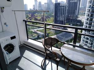 西哈努克Apartments in Star Bay with sea view的阳台配有桌子和洗衣机。