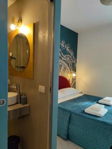 罗马LUDUS ROOMS的一间小卧室,配有一张床和镜子