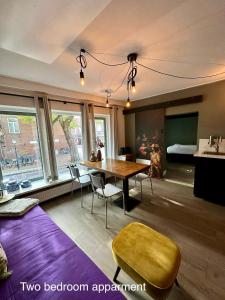 霍恩Appartementen in het centrum van Hoorn的一间带桌椅的房间和一间卧室
