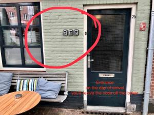 霍恩Appartementen in het centrum van Hoorn的门周围有一个红环的房子