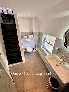 霍恩Appartementen in het centrum van Hoorn的一间带卫生间和水槽的浴室