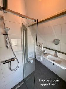霍恩Appartementen in het centrum van Hoorn的带淋浴和盥洗盆的浴室