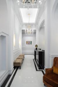 雅典Praxitelous Luxury Suites的带沙发和吊灯的客厅