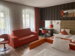 布拉迪斯拉发贵宾公寓式酒店的一间卧室配有一张床、一张沙发和一张书桌
