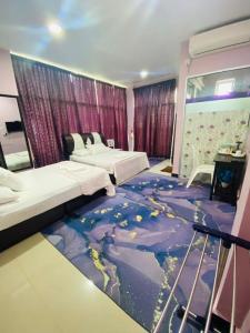PakaPaka Tamim Seaview Hotel的一间卧室设有两张床,地板上拥有世界壁画。