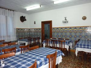 里贝斯的弗里瑟方达维拉尔塔膳食公寓的一间设有两张桌子和椅子的蓝白用餐室