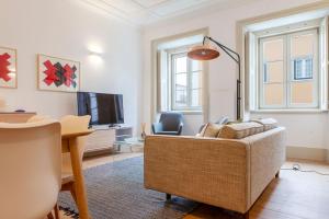 里斯本Charming 2BDR Apartment in Lapa by LovelyStay的带沙发和电视的客厅