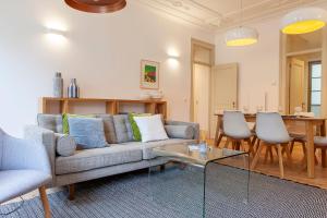 里斯本Charming 2BDR Apartment in Lapa by LovelyStay的客厅配有沙发和桌子