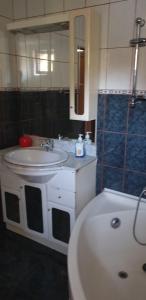 百乐·奥拉内斯蒂Casa Rosa的浴室配有盥洗盆、镜子和浴缸