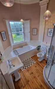 PrestonpansLuxury 5-bed Villa - Winfields House的带浴缸、卫生间和盥洗盆的浴室