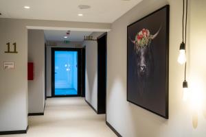 弗莱堡Black F Tower - Serviced Apartments的墙上挂着一幅驼鹿画的走廊