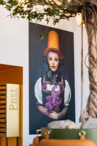 弗莱堡Black F Tower - Serviced Apartments的一张带帽子和鲜花的女人的照片