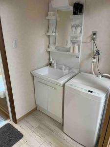 高松民宿　setouchi的一个带水槽和洗衣机的小厨房