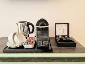 伦敦阿斯特法院酒店的一个带咖啡壶的托盘和一张桌子上的闹钟
